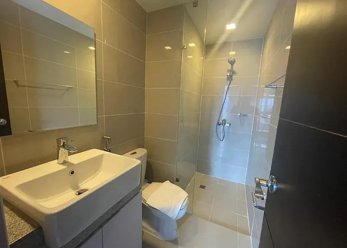 Bright 2-bedroom With Pool In Bgc Uptown
