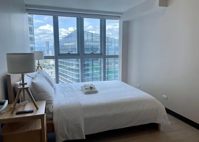 Bright 2-bedroom With Pool In Bgc Uptown