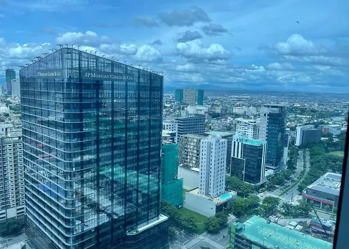 Bright 2-bedroom With Pool In Bgc Uptown *