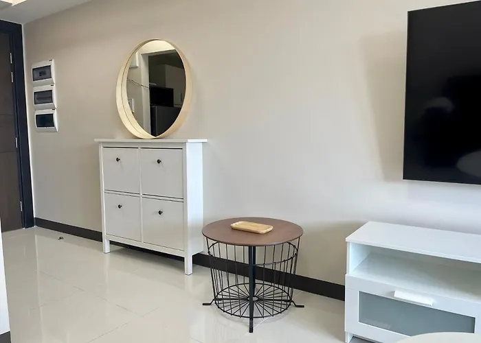 Bright 2-bedroom With Pool In Bgc Uptown *
