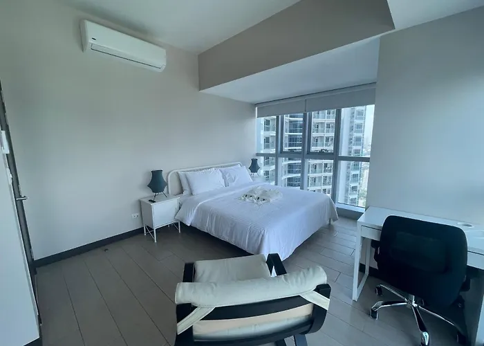 Bright 2-bedroom With Pool In Bgc Uptown Manila